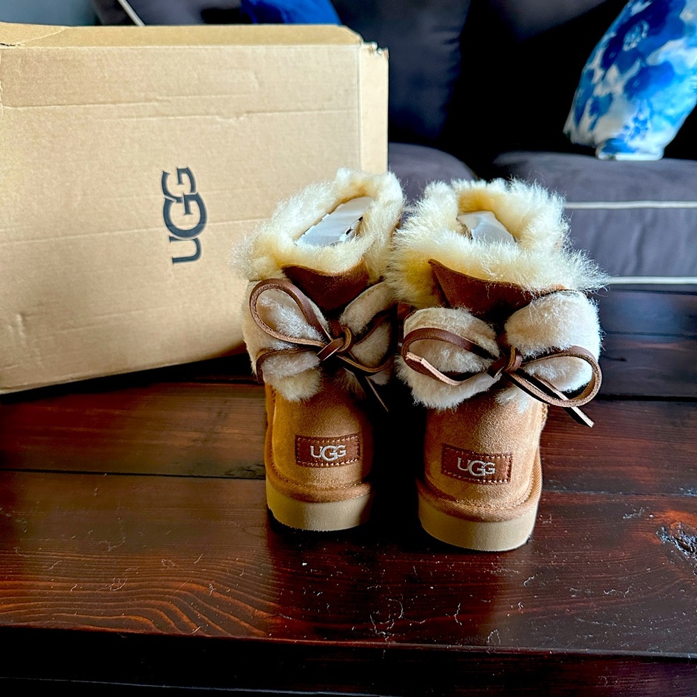 UGG Womens US 7 Classic Double Bow Mini Boot Chestnut 1103652